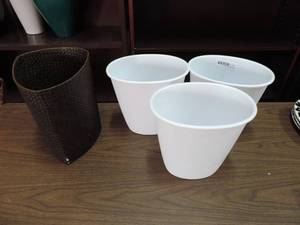 lot 479 image: For small trash cans