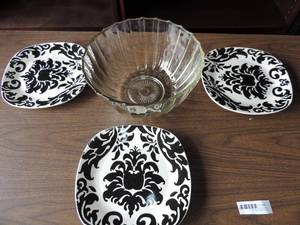 lot 480 image: Large glass mixing bowl and 3 decorative plates