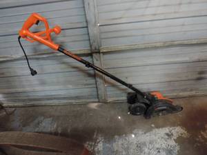 lot 483 image: Black & Decker electric edger