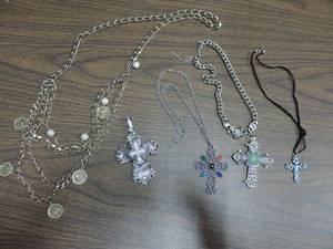 lot 494 image: Mixed lot of costume jewelry