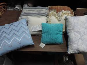 lot 498 image: Throw pillows