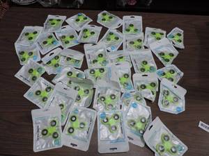 lot 504 image: Lot of 30 glow in the dark fidget spinners