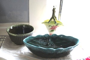 lot 14 image: HULL pottery -
