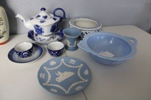 lot 39 image: Blue and white dishes - includes WEDGWOOD, blue depression glass bowl and more