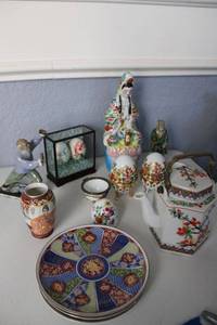 lot 41 image: Asian dishes, trinket boxes, teapot and figurines
