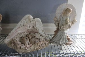 lot 12 image: Heavy plaster angel figurines
