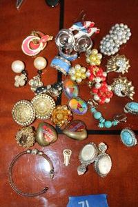 lot 71 image: Jewelry earring selection