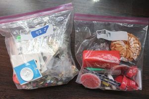 lot 92 image: Vintage buttons and sewing kit items