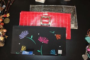 lot 84 image: Changeable purse magnetic outer shells by Miche