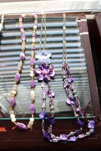 lot 86 image: Jewelry Purple and white gemstone bead necklaces