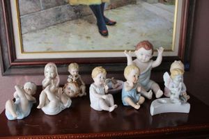 lot 105 image: Vintage ceramic baby figurines, see photos