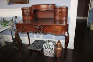 lot 49 image: Vintage desk PICKUP ON SECOND DAY - 39x20x42 - Curved drawers and dove tail grooves on bottom drawer, see photos.