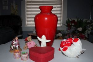 lot 141 image: Valentines lot red glass vase, Love figurines