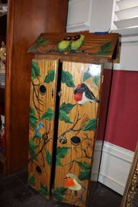 lot 135 image: Wood CD holder with painted birds design