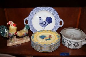 lot 140 image: Rooster lot Fitz and Floyd plates, baking dish, figurine, and blue and white plate