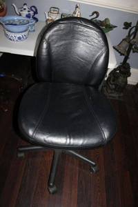 lot 120 image: Black rolling office chair