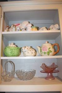 lot 181 image: Ceramic bunny rabbits, ceramic teapots, pink glass dishes, clear crystal bowl and basket