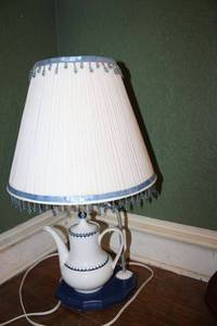 lot 187 image: Teapot table lamp