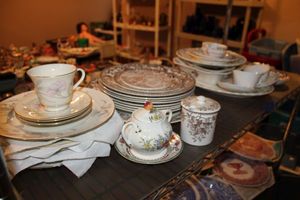 lot 278 image: Dishware - mostly pattern with brown trim by Spode