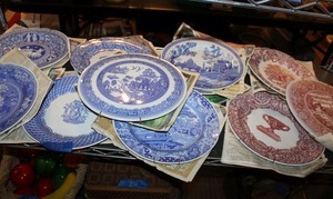 lot 279 image: Blue and red collector plates, some are SPODE
