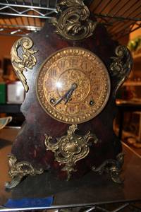 lot 282 image: Cast iron desk clock - very heavy