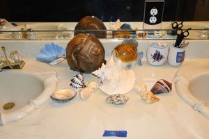 lot 447 image: Bathroom toothbrush holders, shells, and fish dcor