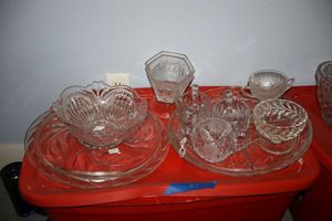 lot 359 image: Clear glass and crystal serving dishes