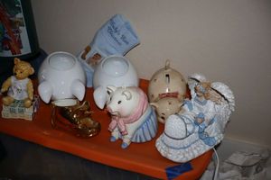 lot 305 image: Baby decorations and piggy banks