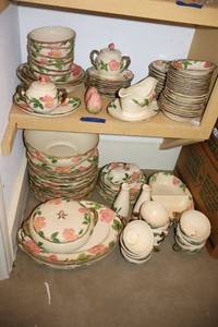 lot 317 image: Franciscan Pink flower dish set