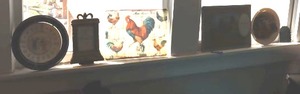lot 385 image: Home dcor collector plates, rooster placemats