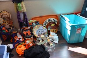lot 386 image: Halloween decorations