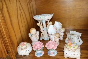 lot 397 image: Vintage cherubs and trinket boxes