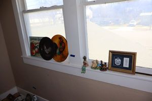 lot 405 image: Home dcor rooster plates, Firemen figurine, Kentucky sign and more