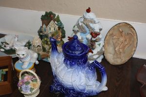 lot 406 image: Blue Toby judge teapot, dove plate and Love figurine and more