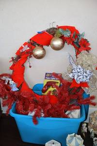 lot 409 image: Christmas wreath and village houses