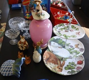lot 433 image: Easter figurines, 3 tier plate stand, pink glass vase and crystal bowls