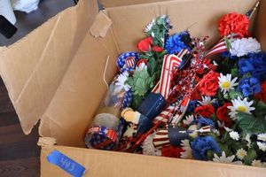 lot 443 image: 4th of July decorations