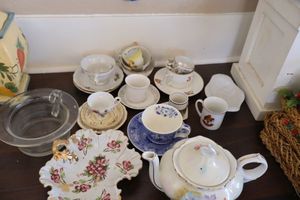lot 415 image: Misc. tea cups and teapot