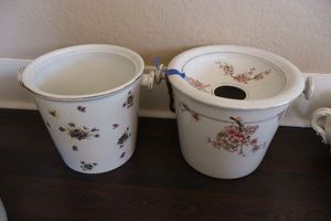 lot 418 image: Vintage ceramic chamber pots