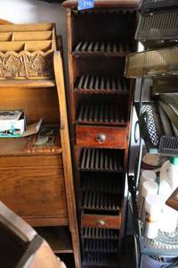 lot 548 image: Vintage wood shelf unit with grooved shelves