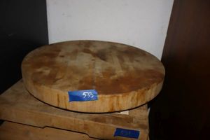 lot 533 image: 2 Thick circle wood cutting board, restaurant style