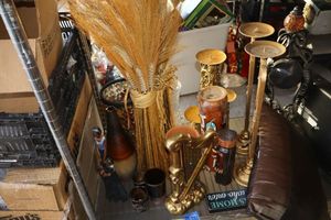 lot 577 image: Home dcor wheat bunch, vases candle sticks and more