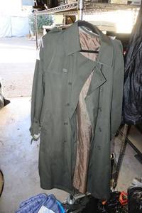 lot 558 image: Trench coat size 40 Reg