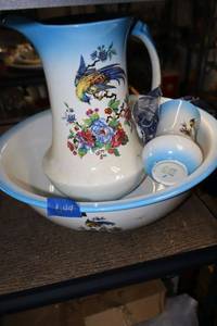 lot 644 image: Blue and white pitcher and basin set