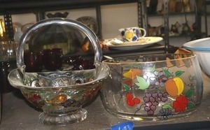 lot 643 image: Glass bowl and basket with fruit design