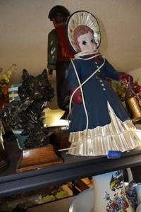 lot 641 image: Vintage caroler figurine, wolf statue