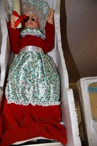 lot 622 image: Mrs. Claus doll