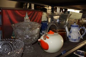 lot 624 image: Lead crystal bowls, ceramic teapots