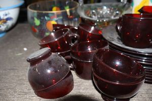 lot 618 image: Red glass dish set