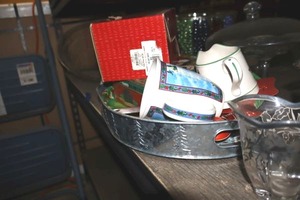 lot 620 image: Christmas cups and tray